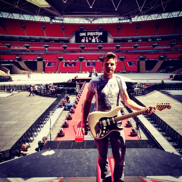 GuitarmanDan's tweet photo. Bring on the first wembley show! http://t.co/oDuoiV1aPY