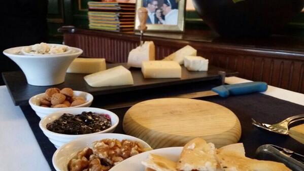 Hoy en @DGMarbella os proponemos de postre,una tabla de quesos @QuesosItalianos @quesosDespana. Cortados a la vista!!