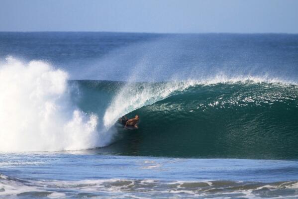 TeInvitoaOaxaca's tweet photo. De las mejores olas a nivel mundial para la práctica del surfing, #PuertoEscondido. #Turismo,#México,#twitterOax http://t.co/3yOFUgx8Gf