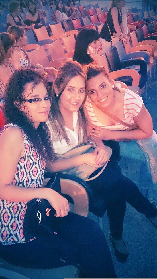 sanchez_vero's tweet photo. Pues aki stamos esperando a @antoniorozco con @UrsulaLozano88  @anyta_1988 http://t.co/EM4v2v5yu6