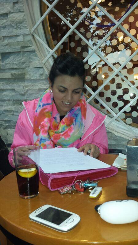 blanchiblanch's tweet photo. parecia tan rsponsable cuando m la ncntre studiando en el bar,al parcer ha cambiado ls librs x los xupitos#nolaeduco http://t.co/WUTIl0eQFU