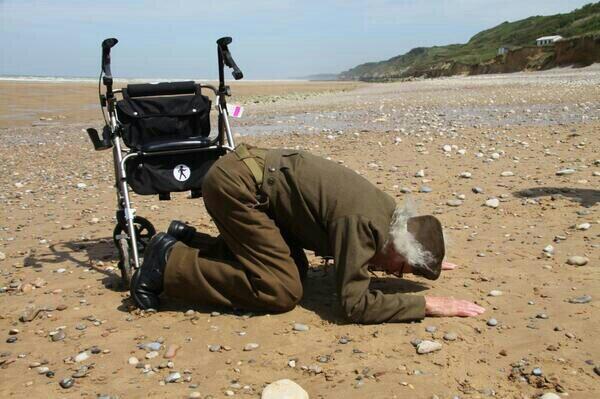 “<a href="/LCplSwofford/">tuli</a>: 93-year old D-Day veteran Robert Blatnik returns to Omaha Beach, 70 years later. #DDay70 ”