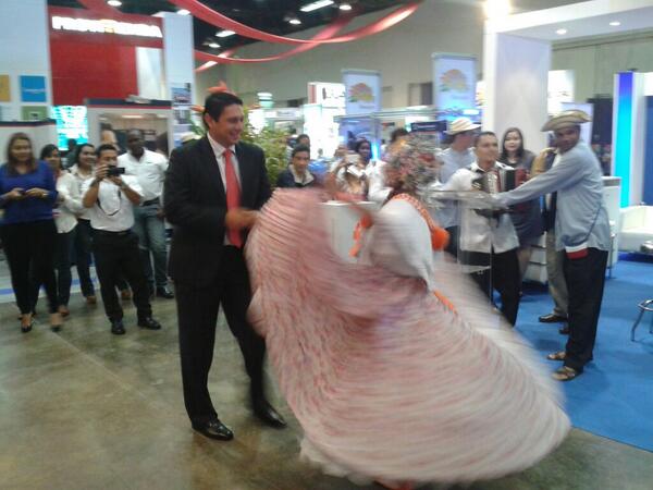 MIVIOTPma's tweet photo. Viceministro @EdgardoLasso se une al baile del conjunto típico del Miviot en Atlapa. http://t.co/8nnjqBXfOm