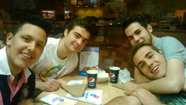 monicafm95's tweet photo. En el Domino's con esta gentuzaa @tomasgarciavaz1 @Guiye_MLG @FranCabello123 @SERON_24 http://t.co/uWdxkcYTcW