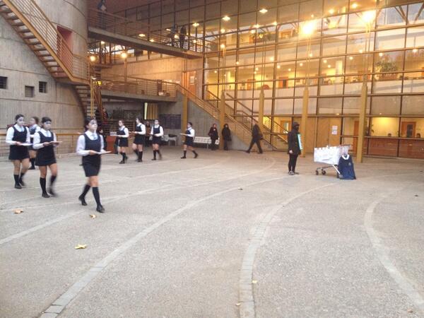 CEPeUC's tweet photo. Obra: "una forma, uniforma" en la facultad de educación @Paurabana http://t.co/ml72TwYb4Y