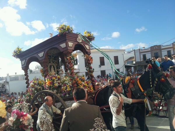 "<a href="/Condavision/">Condavisión</a>: momento de la presentación de la Hdad de Manzanilla ante la Blanca Paloma esta tarde #ccelrocio14 "