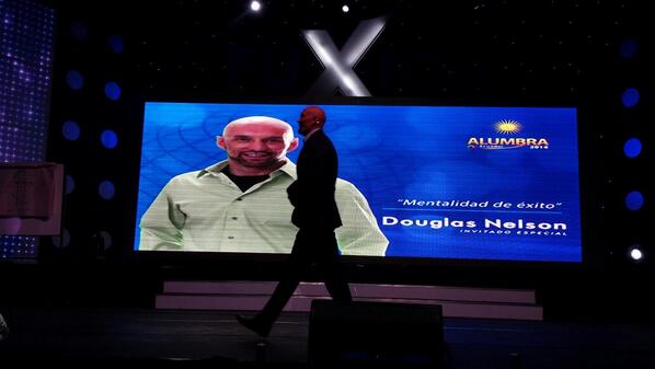 fuxionoficial's tweet photo. #DougNelson Mentalidad de éxito #Alumbra2014 #Fuxion http://t.co/pDlK3jvPvX