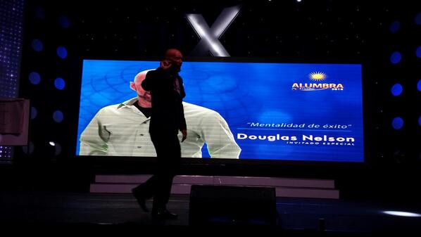 fuxionoficial's tweet photo. #DougNelson Mentalidad de éxito #Alumbra2014 #Fuxion http://t.co/pDlK3jvPvX