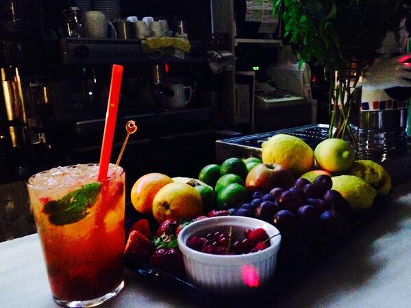 Cristinaz1989's tweet photo. Nuestros mojitos de fresa!! En @decantobejar http://t.co/53XXZkfnwF