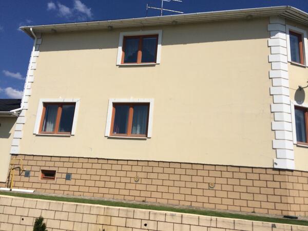 Наши специалисты приступили к выполнению работы по косметическому ремонту фасада загородного дома. Ведутся работы.