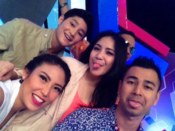 dahSyatMusik's tweet photo. Selfie weekend #dahSyatGaspol http://t.co/yXXr64R9Zl