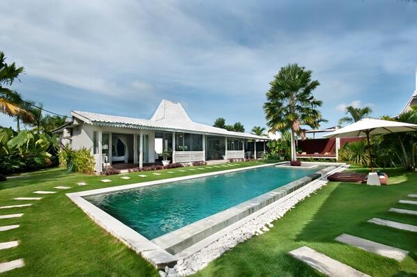 LesToitsDeBali's tweet photo. Sublime villa Cabana et ces bungalows en bois.
Pour plus d’informations, cliquez ici ! 
http://t.co/TfXOyLFRWn http://t.co/8rRSvgaKNa