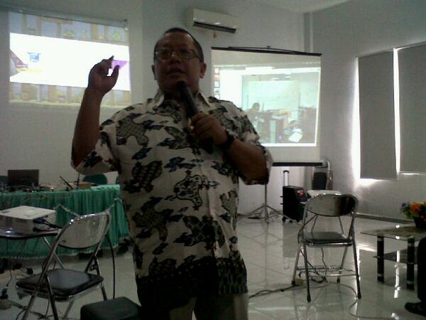 rtiksumut's tweet photo. Seminar open BTS bersama pak @onnowpurbo @RelawanTIK @Syurahbil_Hadi @poppytaniaa @sayaamalia http://t.co/RxSgSA2yfS