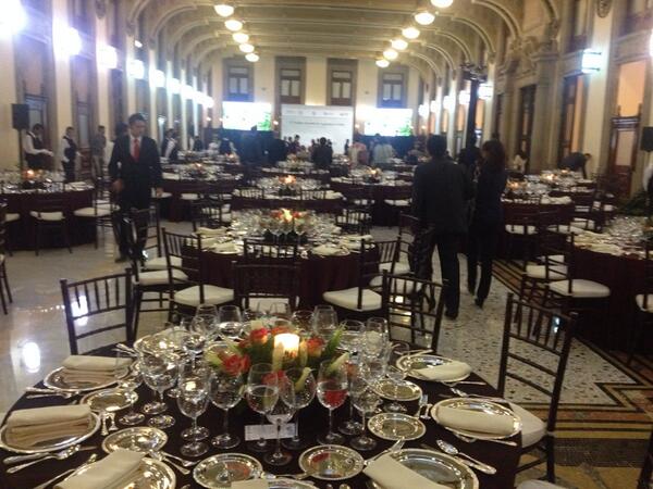 Maria_ReneeN's tweet photo. Casual.....Cenando en Palacio Nacional!!!!@JesusCasillas06 @sanafif #jesússintwitter http://t.co/aLrByvFmgV