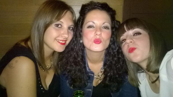 HelenaRomanP's tweet photo. De copichuelas con estas pedazos de artistas!!! @CRISTY65 @maria_meri http://t.co/JnCaKDxbhe