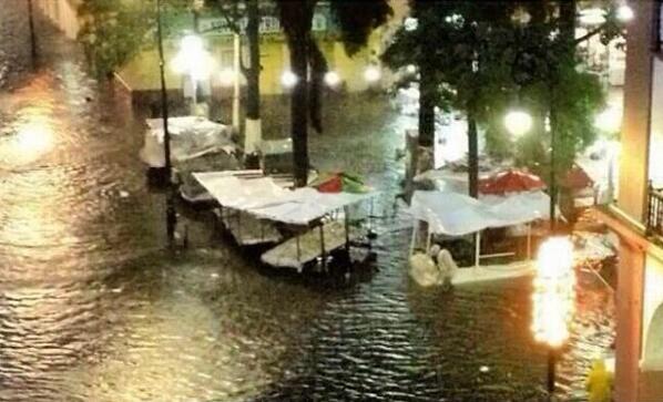 xeunoticias's tweet photo. Así luce la Av Zaragoza esq. Mario Molina en el centro de Veracruz. Extreme precauciones. http://t.co/RlwsU2jQOo