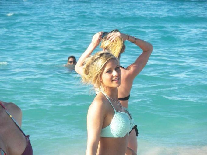 Sneaky candid pic ? It's finally bikini season! YAY! ? http://t.co/6J9Yzlc8Ln