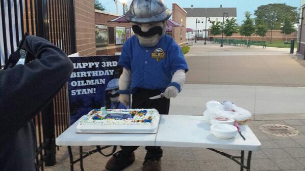 TheOilmanStan's tweet photo. Birthday cake cake cake cake! @NWIOilmen http://t.co/wJRtKyeyT1
