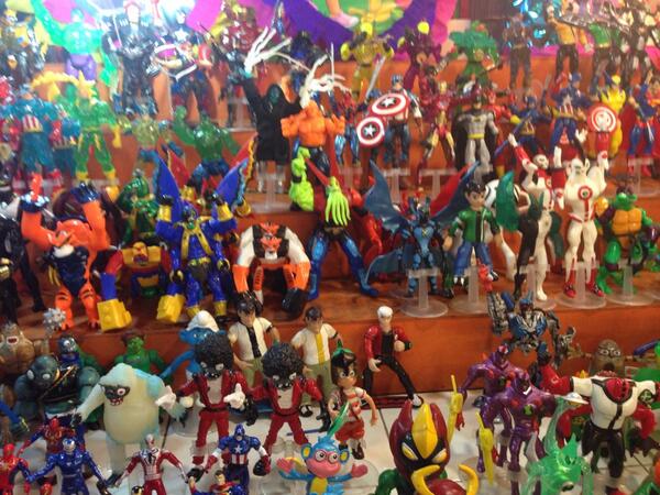 CesarCompean's tweet photo. Venta de muñecos en el mercado http://t.co/HqT1KqtuxQ