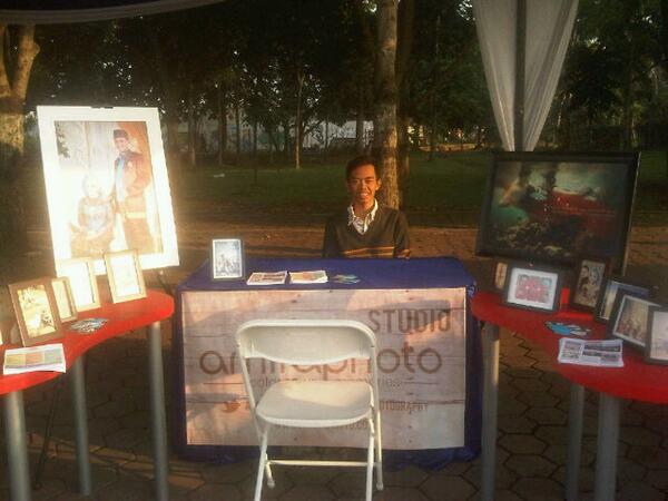 amiraphoto's tweet photo. Nih booth nya lagi di jagain @sidharmo http://t.co/Tkq1XHPOLQ