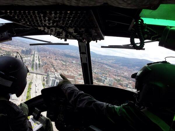 FuerzaAereaCol's tweet photo. Damas y caballeros del aire, a cualquier hora y en cualquier lugar, "Desde el cielo protegiendo nuestra tierra" http://t.co/Qa9hYDAtFo