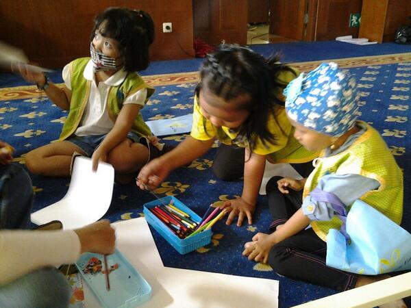 HOPECancerKids's tweet photo. Acara ini juga dihadiri oleh adik-adik kita dari Yayasan Kasih Anak Kanker Bandung. Hai adik! Lagi gambar apa? :) http://t.co/1IePrIilsV