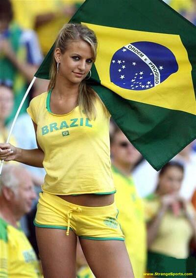 FutbolerTV's tweet photo. Hot #Brazilian fans #WorldCup #Brazil2014 #Hot  http://t.co/ZHHnNnutrR http://t.co/R7Ac71pW0z
