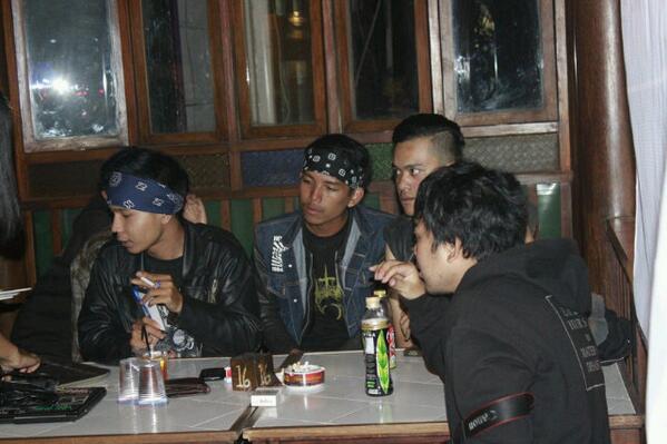 Thanks for pict kaka :D ada yg lain ga ? Hehe RT "<a href="/The_Weedoor/">The Weedoor</a>: Kaka <a href="/ClandestineOFF/">CLANDESTINE OFFICIAL</a> :) hihi "