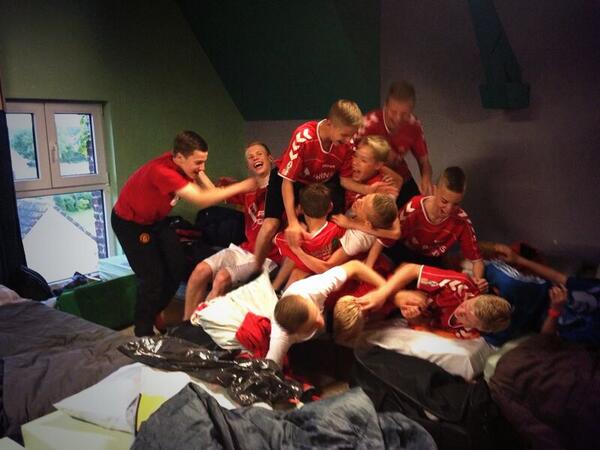 Triertje9's tweet photo. RKDEO C2 is op internationaal toernooi in #belgië  # groeps knuffel 1team 1 taak!! TOPPERS @svRKDEO http://t.co/5iLu4RJ3uM
