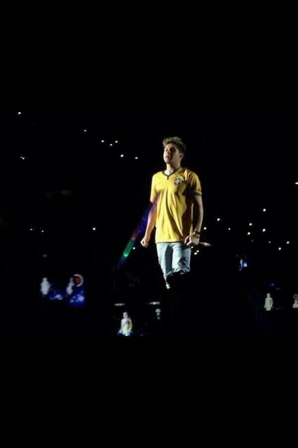 Cobertura1DBr_'s tweet image. #1DBrazilMemories Niall de cabeça erguida com a camisa do Brasil, com carinha de respeito pelo país e orgulho