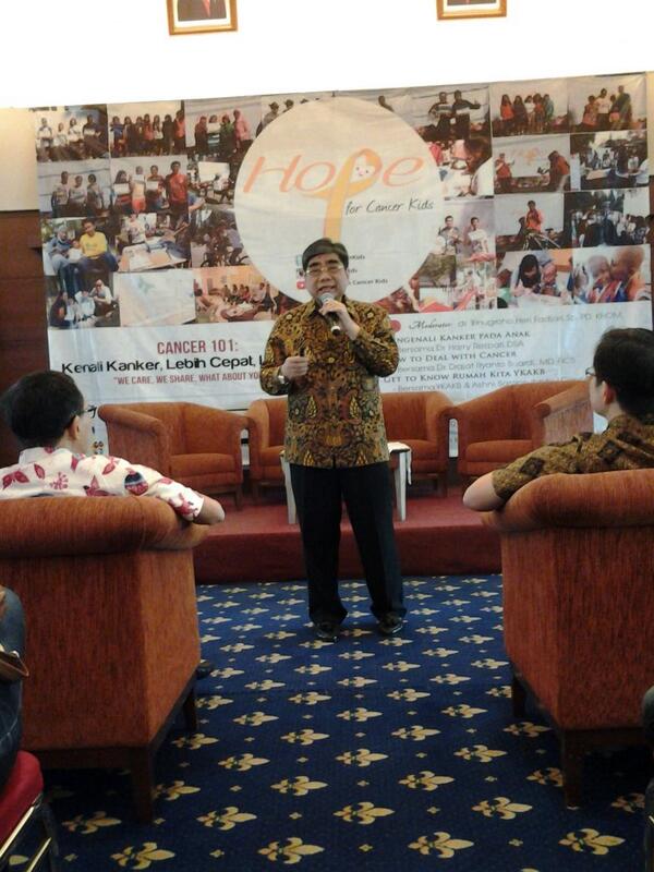 HOPECancerKids's tweet photo. Sesi pertama, Apa yang harus kita ketahui tentang kanker? Dari Dr. Drajat R. Suardi, MD, FICS http://t.co/yAPrZErlI6