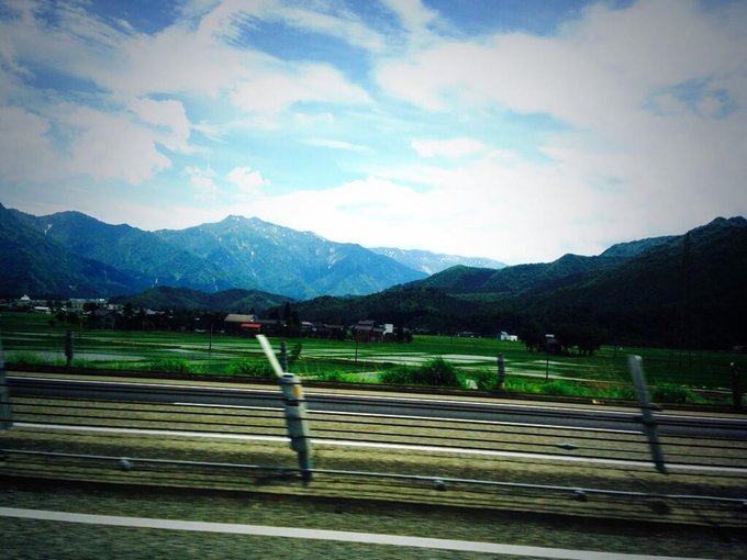 新潟入りしたよん。叔母いわく、この辺りの山のどれかが八海山らしい。信憑性は&hellip;どうなんだろか？笑   八海山って新潟の焼酎だったのね〜 http://t.co/t7HPXSOqNY