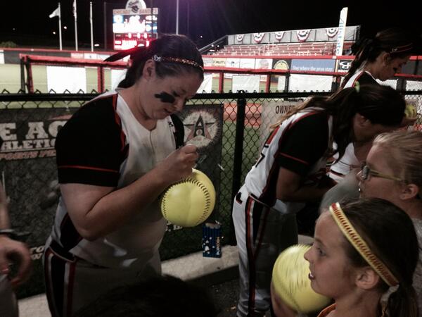 dinakwit's tweet image. Winning pitcher Moulton signing and signing and signing. @Chicago_Bandits @profastpitch