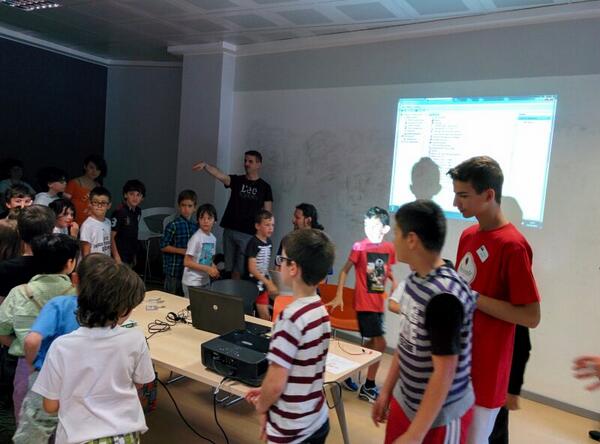 alex82y's tweet image. Le lezioni di Angelo, i bambini simulano gli elettroni della corrente! #coderdojomi #coderdojo @CoderDojoMi
