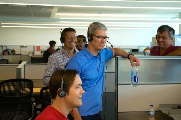 Тим Кук устроился работать в техподдержку Apple.