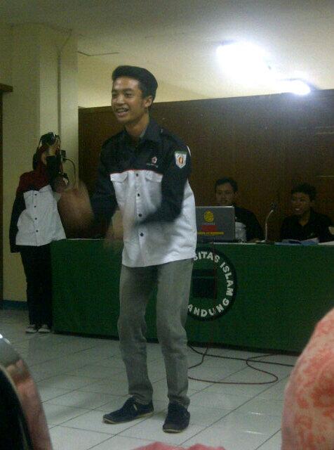 ada kang adit nih yg lg ngasih games :D cc: <a href="/adityaaksani/">Aditya Aksani Taqwim</a>