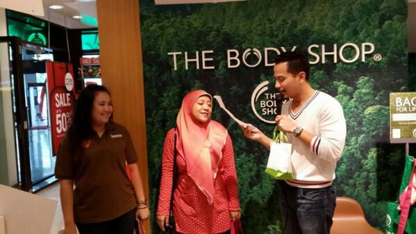 thebodyshopindo's tweet photo. These are our 2 high spenders for today shopping with TBS event at #JSFW @fXSudirman woohooo http://t.co/6pSVrRLv8G