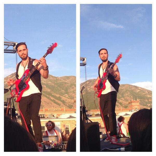 faegoddess111's tweet image. I AM IN LOVE😍😍😍😍😍😍🔥🔥🔥🔥🔥🔥🔥 #VanLadyLove 
Plus I got Steve's maraca. So pretty good night!