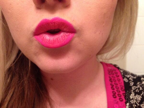 Kimmboz's tweet photo. Lipstick makes me feel pretty #makeup @MACcosmetics #lipstick #ifeelpretty #kisses http://t.co/FqzE2Us1i0