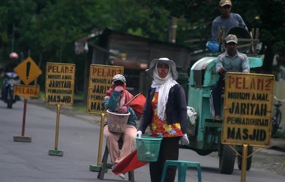 MahfudzSiddiq's tweet photo. Dan mudah2an tdk ada panitia pembangunan masjid dpt tambahan pembenaran tuk minta sumbangan di jalanan. http://t.co/7sl9fDf3pr