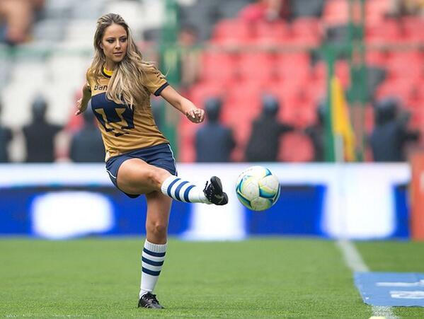 RemarksFootball's tweet photo. Perfect girl, marry her http://t.co/alby8oWU6m
