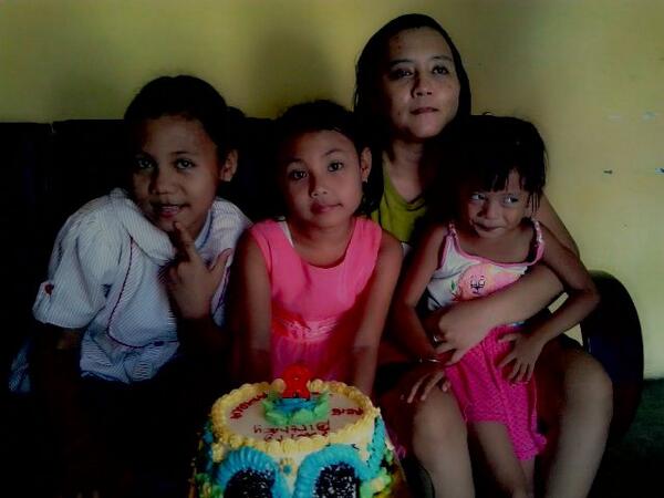 Zuan_Lubis's tweet photo. Keluarga kecil q.. http://t.co/Y8L3jihDc8