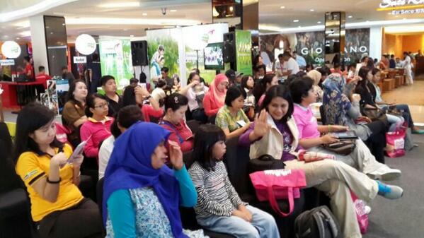 thebodyshopindo's tweet photo. The crowds is getting merrier here at #JSFW disini kamu bs dapatin tips dan trik kulit yg sehat | @womenshealthINA http://t.co/xlUjn32aEu