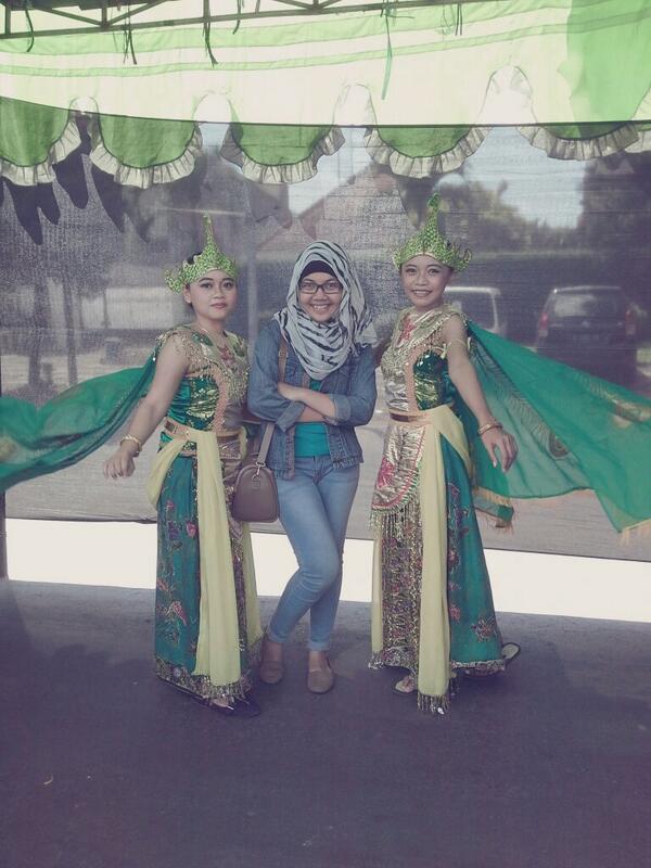 bengkelsenifpub's tweet photo. Merak dance @AgroFair_2014 by @bengkelsenifpub ♥ http://t.co/pZlOBbzCLX