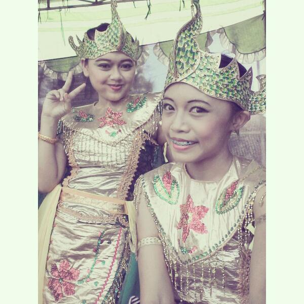 bengkelsenifpub's tweet photo. Merak dance @AgroFair_2014 by @bengkelsenifpub ♥ http://t.co/pZlOBbzCLX