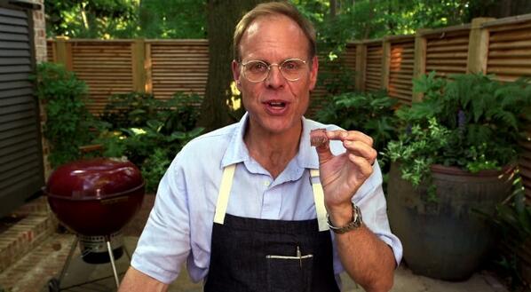 thedailymeal's tweet photo. Watch: @altonbrown Guide to Perfectly Grilled Skirt Steak from @appleplexy: http://t.co/Aa0DIneqS4 http://t.co/36P4NRmrTt