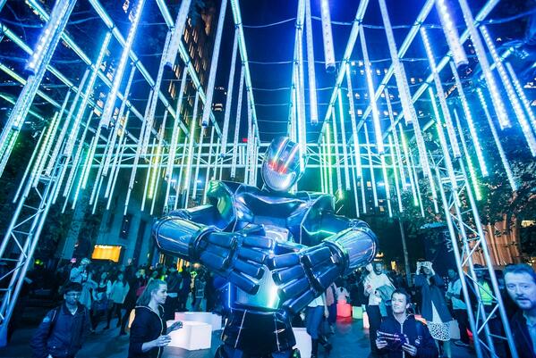 VividSydney's tweet photo. #IntelRobot has calculated the perfect way to enjoy Vivid tonight: https://t.co/LneVk0V8Mj Image: DNSW / James Horan http://t.co/qcJHZoHGJs
