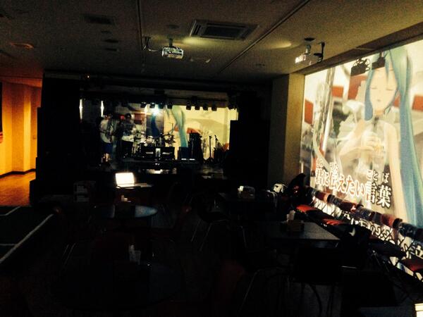 vocalonight_'s tweet photo. ボカナイ設営中！3画面やばい！！！ http://t.co/No4eUXrBfz