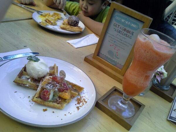 pipit's tweet photo. Crunchy and Sweets @hummingbrid_eat http://t.co/j5QjS2uNu2