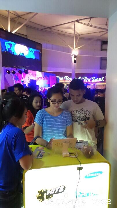 Prambors's tweet photo. Antrian registrasi utk merasakan keseruan #HitsColorFest di Sumarecon Mall Serpong @SAMSUNG_ID http://t.co/CeMRyF4Bny